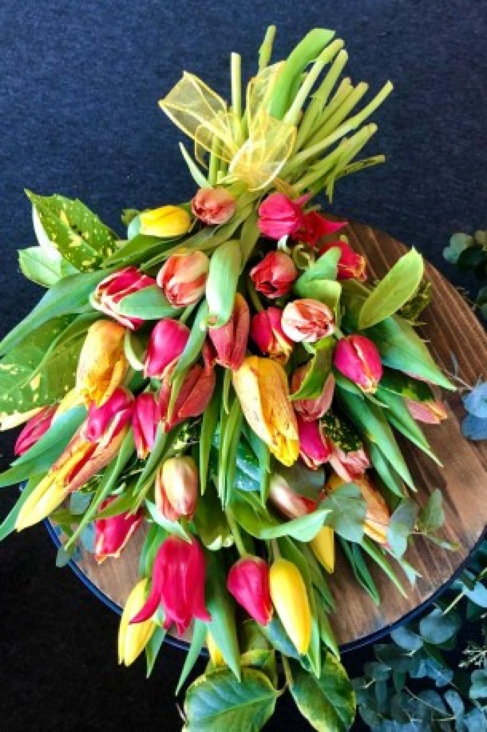 Funeral tribute Tulip flat hand tie